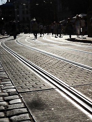 포토 JPG 해외이미지 실루엣 유럽 도로 길 선 여행 교통시설 거리 사람 사람없음 건물 가로 빛 햇빛 태양 어둠 조약돌 도시 보행자 센터 역사 도심 출퇴근 전차 장면 지역 동쪽 일반 구식 선로 옛날 우크라이나 줄서기 해외포토 자연요소 건축물 나라 육상교통 교통 비즈니스 모션 대중교통 촬영기법 돌_바위 방향 시설 파일형식 이미지허브
