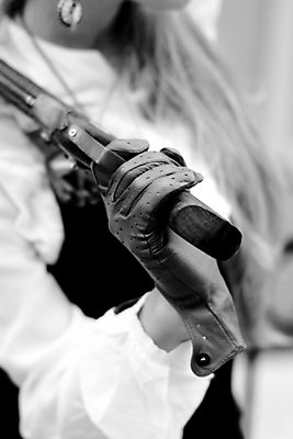 포토 JPG 해외이미지 손 옷 여자 무기 장갑 신체 부분 사람 사람없음 목재 금발 검은색 권총 총 수확 흰색 직물 가죽 오브젝트 복고 회전 소매 대각선 옛날 해외포토 나무 헤어스타일 잡화 선 컬러 농업 재료 신체부위 파일형식 이미지허브