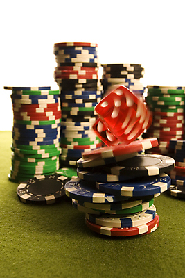 포토 JPG 해외이미지 스튜디오촬영 돈 놀이 성공 레저 실내 취미 사람없음 빨간색 초록색 동전 검은색 흰색 우승 행운 재산 도박 계획 위험 카지노 기회 포커 에이스 적자 정물화 해외포토 컬러 컨셉 내부 금융 게임 최고 트럼프 그림 파일형식 이미지허브