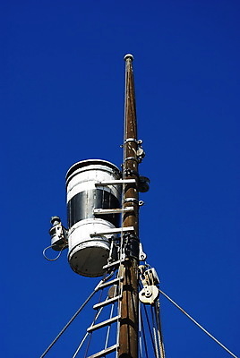 포토 JPG 해외이미지 밧줄 줄 바다 백그라운드 요트 사다리 교통시설 하늘 항해 통 사람없음 목재 파란색 계단 항구 장비 수확 깃발 보트 둥지 큼 함선 오르기 해군 선원 봉 단계 돛대 옛날 해외포토 나무 컬러 교통 농업 배_교통 재료 모션 군대 도구 크기 시설 파일형식 이미지허브