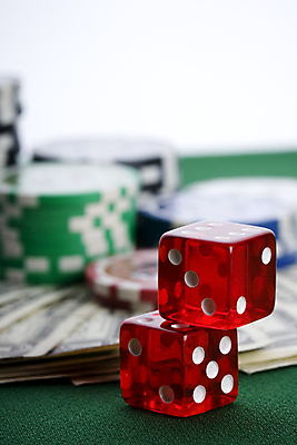 포토 JPG 해외이미지 스튜디오촬영 돈 놀이 성공 레저 실내 취미 사람없음 빨간색 초록색 동전 우승 행운 재산 도박 계획 위험 카지노 주사위 기회 에이스 적자 정물화 해외포토 컬러 컨셉 내부 금융 최고 그림 파일형식 이미지허브