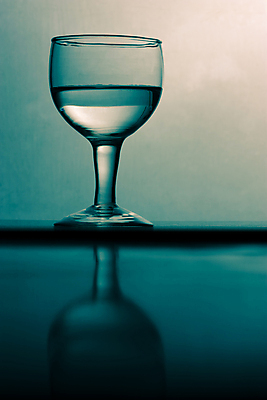 포토 JPG 해외이미지 백그라운드 유리 표면 사람없음 물 빛 반사 투명 액체 가득함 오브젝트 문학 유리그릇 해외포토 자연요소 그릇 재질 파일형식 이미지허브