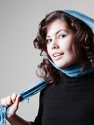 포토 JPG 해외이미지 백인 여자 행복 얼굴 갈색머리 실내 한명 미소 성인 세로 파란색 빛 머리 흰색 표현 화려 닫기 피부 문학 해외포토 서양인 1 헤어스타일 감정 컬러 컨셉 모션 표정 사람 내부 신체부위 파일형식 이미지허브