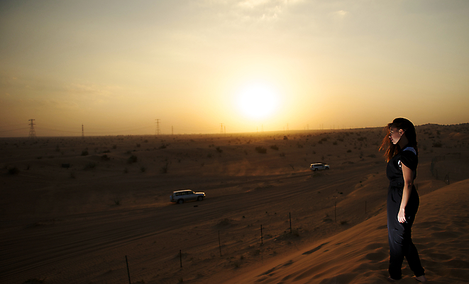 포토 JPG 해외이미지 백인 드레스 여자 모래 여행 자연 놀이 하늘 날씨 건조 따뜻함 관리 한명 사람 풍경 야외 여름 파란색 모래사장 유행 걷기 맑음 사막 자유 흰색 뜨거움 구매 이슬람교 모래언덕 언덕 사하라 내추럴 아랍에미리트 두바이 아랍어 해외포토 서양인 1 옷 계절 종교 바다 컬러 컨셉 중동 모션 아프리카 쇼핑 생태계 파일형식 이미지허브