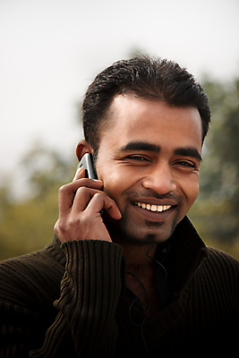 포토 JPG 해외이미지 직업 손 응시 남자 이어폰 사업가 통신 모바일 세포 대화 한명 사람 스마트폰 외침 최고 업무 비즈니스맨 자신감 구매 인도인 전화기 스마트 부름 소통 해외포토 외국인 1 시선 감정 음향기기 컨셉 비즈니스 모션 말하기 동양인 신체부위 핸드폰 스마트기기 쇼핑 소리 작업 직장인 파일형식 이미지허브