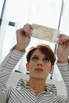 포토 JPG 해외이미지 백인 응시 여자 유럽 셔츠 지폐 돈 창문 실내 관리 한명 서기 사람 상반신 20대 성인 30대 금융 유로 잡기 속임수 오브젝트 확인 점검 의심 거짓 여자만 카피스페이스 해외포토 서양인 1 시선 감정 나라 상의 모션 청년 내부 장년 경제 공백 재산 파일형식 이미지허브