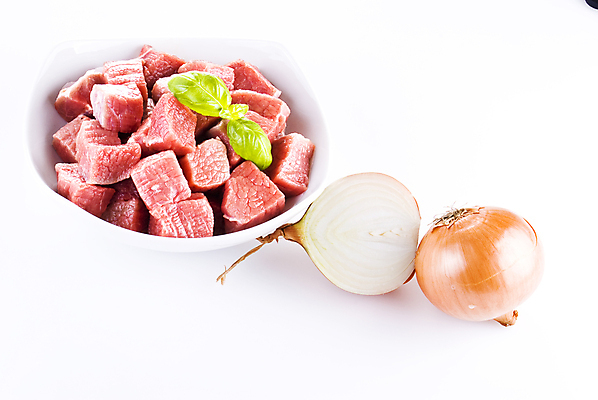 포토 JPG 해외이미지 음식 조각 다이어트 재료 양파 육류 스테이크 요리 사람없음 빨간색 기댐 소고기 신선 맛 자르기 주사위 날것 슬라이스 바질 덩어리 단백질 등심 개조 해외포토 컬러 컨셉 채소 식재료 모션 서양음식 건강 영양소 파일형식 이미지허브