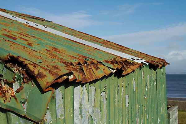 포토 JPG 해외이미지 하늘 지붕 사람없음 초록색 파란색 금속 페인트 손상 오두막 통조림 해외포토 컬러 컨셉 재질 파일형식 이미지허브