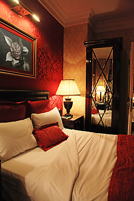 포토 JPG 해외이미지 액자 베개 침구 호텔 휴식 조명 실내 사람없음 빨간색 빛 인테리어 반사 거울 침대 스탠드 객실 해외포토 디자인 컬러 가구 컨셉 숙소 내부 파일형식 이미지허브