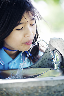 포토 JPG 해외이미지 어린이 태국 한명 동양인 야외 물 여름 젖음 흐름 마시기 신선 입 수분 갈증 분수 다인종 혼혈 해외포토 자연요소 1 계절 아시아 컨셉 모션 사람 인종 신체부위 다문화 파일형식 이미지허브