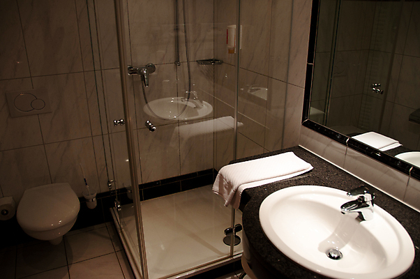 포토 JPG 해외이미지 디자인 여행 유리 호텔 주택 통 사람없음 내부 장식 물 수건 여행객 금속 스파 목욕 거울 방 추위 욕실 커튼 뜨거움 사발 고급 수리 빨래 계산대 타일 싱크대 수도꼭지 화장실 대리석 비누 대야 여관 변기통 샤워실 해외포토 자연요소 컨셉 가사 재료 재질 숙소 사람 건물 위생용품 청결 사기그릇 개수대 샤워시설 파일형식 이미지허브