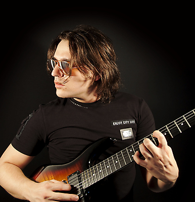 포토 JPG 해외이미지 모델 손 응시 남자 안경 줄 음악 노래 손가락 놀이 거리 한명 사람 정장 금속 검은색 힘 소리 재킷 콘서트 음악가 무대 기구 기타 악단 분위기 시원함 작가 기타리스트 무거움 생강 고립 뮤지컬 플레이어 생존 해외포토 직업 1 시선 잡화 옷 컬러 컨셉 채소 재질 현악기 문화예술 신체부위 외투 공연 연주자 무게 파일형식 이미지허브