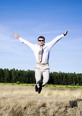 포토 JPG 해외이미지 나무 구름 직업 남자 안경 셔츠 밭 비즈니스 자연 하늘 넥타이 한명 사람 정장 성인 야외 초록색 파란색 선글라스 햇빛 노란색 농촌 비즈니스맨 우아함 숲 전화기 옷입기 스타일 남자한명만 해외포토 자연요소 식물 1 잡화 옷 컬러 컨셉 상의 농업 모션 태양 시골 직장인 생태계 남자만 파일형식 이미지허브