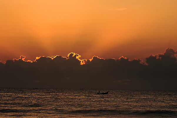 포토 JPG 해외이미지 나무 식물 구름 실루엣 호수 바다 여행 오렌지 자연 하늘 아침 낚시 산 어류 풍경 사람없음 빨간색 물 여름 강 태양 평화 일출 검은색 침묵 일몰 낭만 광선 바위 표현 만 고독 저녁 숲 허브 언덕 낚시꾼 해외포토 주간 자연요소 계절 감정 컬러 컨셉 과일 레저 촬영기법 노을 수중동물 소리 돌_바위 야간 생태계 파일형식 이미지허브
