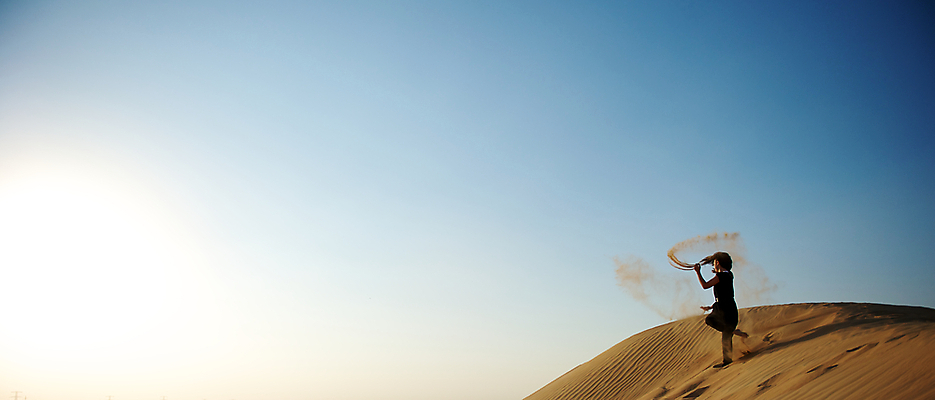 포토 JPG 해외이미지 백인 드레스 여자 모래 여행 자연 놀이 하늘 날씨 건조 따뜻함 관리 한명 사람 풍경 야외 여름 파란색 모래사장 유행 걷기 맑음 사막 자유 흰색 뜨거움 구매 이슬람교 모래언덕 언덕 사하라 내추럴 아랍에미리트 두바이 아랍어 해외포토 서양인 1 옷 계절 종교 바다 컬러 컨셉 중동 모션 아프리카 쇼핑 생태계 파일형식 이미지허브