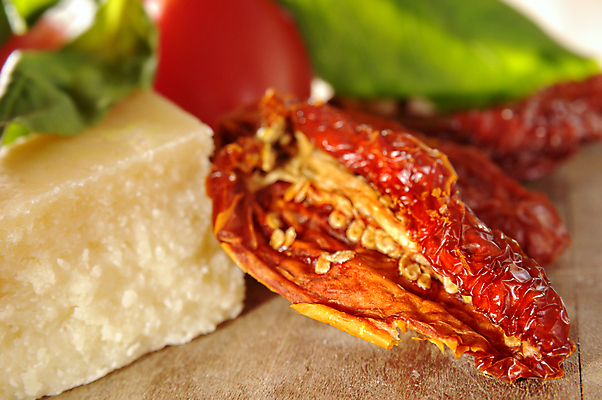 포토 JPG 해외이미지 음식 토마토 치즈 건조 요리 사람없음 빨간색 초록색 주방 이탈리아 지중해 향신료 바질 해외포토 유럽 바다 컬러 채소 유제품 향미료 파일형식 이미지허브