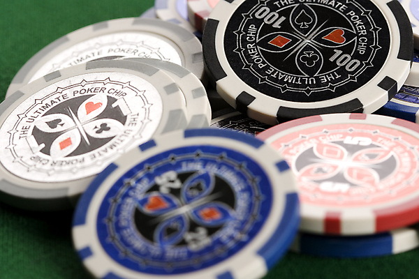 포토 JPG 해외이미지 스튜디오촬영 돈 놀이 성공 레저 실내 취미 사람없음 빨간색 초록색 동전 검은색 흰색 우승 행운 재산 도박 계획 위험 카지노 기회 포커 에이스 적자 정물화 해외포토 컬러 컨셉 내부 금융 게임 최고 트럼프 그림 파일형식 이미지허브