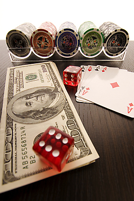 포토 JPG 해외이미지 스튜디오촬영 돈 놀이 성공 레저 실내 취미 사람없음 빨간색 초록색 동전 우승 행운 재산 도박 계획 위험 카지노 주사위 기회 에이스 적자 정물화 해외포토 컬러 컨셉 내부 금융 최고 그림 파일형식 이미지허브