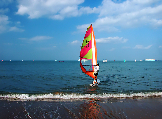 포토 JPG 해외이미지 주간 스포츠 파도 바다 한명 성인 야외 옆모습 윈드서핑 잡기 서핑 성인한명만 해외포토 자연요소 1 뷰포인트 모션 사람 수상스포츠 성인만 파일형식 이미지허브