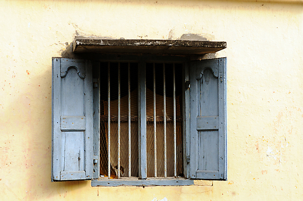 포토 JPG 해외이미지 전통 외관 벽 백그라운드 건축양식 창문 유리 날씨 거리 주택 프레임 독일 사람없음 건물 목재 장식 갈색 노란색 마을 골동품 시골 블라인드 오픈 거친 널 묘사 질감 복고 먼지 타운 셔터 석공 옛날 스타일 해외포토 나무 건축물 건축 유럽 컬러 재료 재질 도시 커튼 파일형식 이미지허브