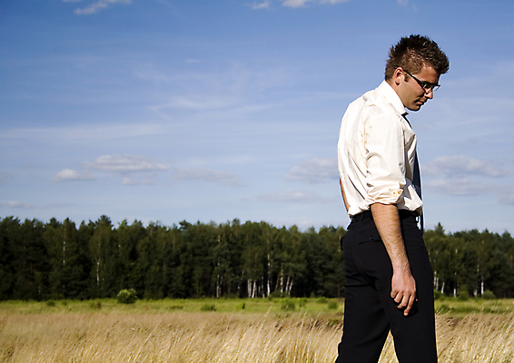 포토 JPG 해외이미지 나무 구름 직업 남자 안경 셔츠 밭 비즈니스 자연 하늘 넥타이 한명 사람 정장 성인 야외 초록색 파란색 선글라스 햇빛 노란색 농촌 비즈니스맨 우아함 숲 전화기 옷입기 스타일 남자한명만 해외포토 자연요소 식물 1 잡화 옷 컬러 컨셉 상의 농업 모션 태양 시골 직장인 생태계 남자만 파일형식 이미지허브
