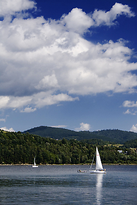 포토 JPG 해외이미지 나무 유럽 호수 자연 하늘 산 파노라마 이끼 풍경 사람없음 야외 초록색 물 여름 파란색 태양 봄 바위 숲 큼 땅 첨탑 스카이라인 폴란드 해외포토 자연요소 식물 계절 나라 컬러 촬영기법 탑 돌_바위 크기 생태계 파일형식 이미지허브