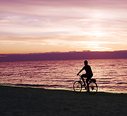 포토 JPG 해외이미지 1 라이프스타일 남자 실루엣 모래 스포츠 바다 여행 포즈 교통시설 자연 하늘 휴식 함께함 건강 사람 풍경 사람없음 야외 물 여름 운동 햇빛 태양 여행객 자전거 일몰 전원 순환 사이클링 추적 리가 바이킹 혼자 해외포토 자연요소 계절 교통 컨셉 모션 촬영기법 생활 노을 바이크 전기에너지 육상스포츠 시설 생태계 파일형식 이미지허브
