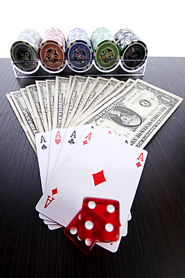 포토 JPG 해외이미지 스튜디오촬영 돈 놀이 성공 레저 실내 취미 사람없음 빨간색 초록색 동전 우승 행운 재산 도박 계획 위험 카지노 주사위 기회 에이스 적자 정물화 해외포토 컬러 컨셉 내부 금융 최고 그림 파일형식 이미지허브