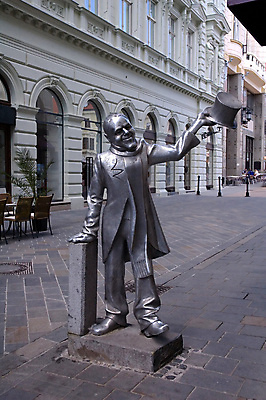 포토 JPG 해외이미지 모자 드레스 조각 건축양식 사람없음 코트 인사 묘사 꼬리 브라티슬라바 슬로바키아 실린더 오페라 해외포토 잡화 옷 건축 유럽 외투 예절 파일형식 이미지허브