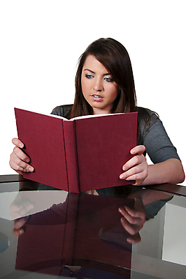 포토 JPG 해외이미지 백인 학생 라이프스타일 여자 교육 행복 얼굴 학교 휴식 한명 미소 웃음 사람 성인 책 여름 학습 스터디 독서 뷰티 고독 읽기 문학 해외포토 서양인 1 계절 감정 컨셉 모션 표정 생활 신체부위 파일형식 이미지허브