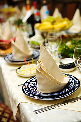 포토 JPG 해외이미지 접시 행복 음료 음식 조각 결혼 포크 과일 유리 탁자 휴가 실내 이벤트 사람없음 파티 식당 저녁식사 카페 샐러드 식탁보 축하 소시지 칼 맛 사과 레몬 냅킨 강렬 딜 해외포토 식기 감정 가구 컨셉 재질 내부 상점 식사 가공식품 파일형식 이미지허브