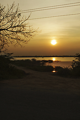 포토 JPG 해외이미지 실루엣 도로 호수 백그라운드 오렌지 하늘 따뜻함 사람없음 물 태양 반사 환경 일몰 낭만 흰색 나뭇가지 황금 그림 단상 깊이 해외포토 자연요소 나무 길 컬러 컨셉 과일 교통시설 촬영기법 노을 파일형식 이미지허브