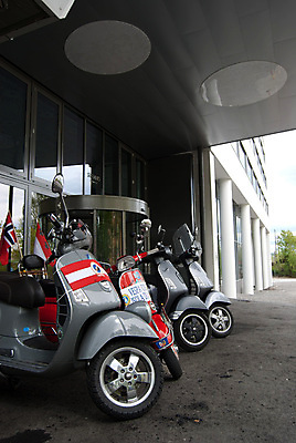 포토 JPG 해외이미지 라이프스타일 여행 모션 호텔 사람없음 건물 자전거 이탈리아 운전 오토바이 도시 운전사 승차 헬멧 주차 속도 순환 모터 라이더 옛날 해외포토 직업 건축물 유럽 숙소 생활 바이크 보호장비 파일형식 이미지허브