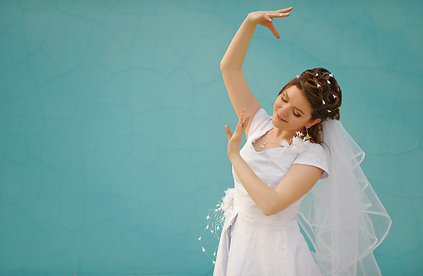 포토 JPG 해외이미지 백인 모델 드레스 옷 여자 꽃잎 꽃 행복 유럽 벽 포즈 결혼 결혼식 한명 미소 웃음 사람 20대 성인 야외 파란색 뷰티 유행 흰색 표현 춤 가운 저녁 열정 동쪽 베일 천진난만 터키석 표현성 해외포토 서양인 식물 1 감정 나라 컬러 컨셉 문화예술 표정 이벤트 청년 야간 보석 방향 파일형식 이미지허브