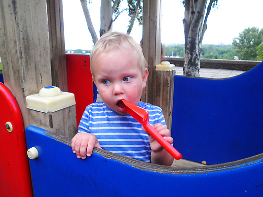 포토 JPG 해외이미지 나무 백인 1 공원 남자 행복 아들 얼굴 어린이 백그라운드 장난 자연 놀이 한명 사람 소년 야외 빨간색 초록색 파란색 금발 노란색 귀여움 봄 게임 달콤 작음 결백 해외포토 서양인 식물 헤어스타일 계절 공공시설 감정 컬러 컨셉 가족 신체부위 맛 크기 생태계 파일형식 이미지허브