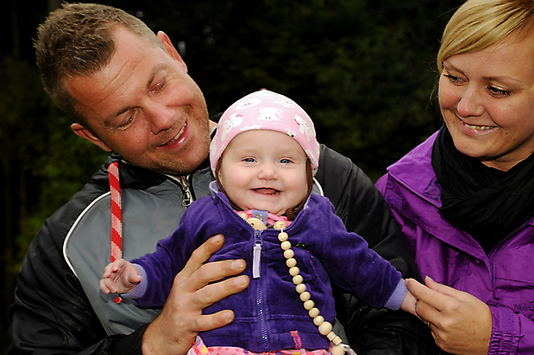 포토 JPG 해외이미지 백인 커플 응시 남자 행복 감정 얼굴 어린이 가족 관계 놀이 엄마 친절 함께함 사랑 미소 웃음 사람 성인 세명 기쁨 흰색 아기 잡기 4 아빠 달콤 작음 걸음마 해외포토 서양인 시선 컬러 컨셉 모션 표정 신체부위 숫자 맛 크기 파일형식 이미지허브
