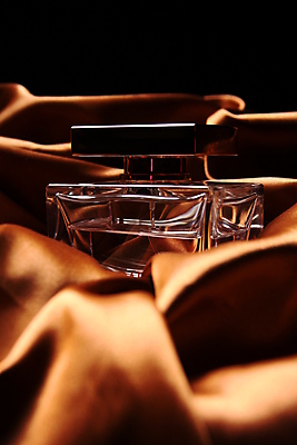 포토 JPG 해외이미지 꽃다발 유리 사람없음 초록색 반사 화장품 투명 화려 액체 고급 닫기 떨어짐 컨테이너 향수 향기 냄새 만들기 아로마 분무기 로션 향 스타일링 에센스 완벽 추출 쾰른 스타일 해외포토 꽃 산업 컬러 컨셉 모션 재질 독일 뷰티 파일형식 이미지허브