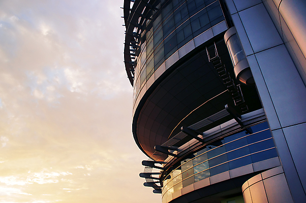 포토 JPG 해외이미지 모양 디자인 외관 선 패턴 건축양식 창문 유리 하늘 미래 새로움 사람없음 야외 건물 빨간색 금융 파란색 빛 반사 일출 탑 금속 고층빌딩 일몰 줄무늬 거울 도시 판넬 우아함 큼 역동적 하이테크 각도 기하학 공격적 철강 스타일 해외포토 건축물 건축 컬러 컨셉 무늬 재질 기술 빌딩 경제 노을 크기 파일형식 이미지허브