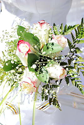 포토 JPG 해외이미지 손 커플 드레스 여자 남자 꽃 꽃다발 결혼 신혼부부 결혼식 함께함 관리 사랑 사람 정장 사람없음 빨간색 장미 흰색 반지 잡기 악단 가운 약혼 해외포토 식물 부부 옷 감정 음악 컬러 컨셉 장신구 관계 모션 이벤트 신체부위 약속 신혼 파일형식 이미지허브