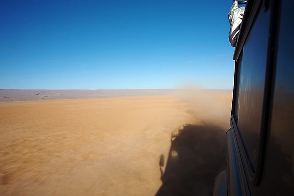 포토 JPG 해외이미지 구름 모래 스포츠 여행 백그라운드 자동차 자연 하늘 휴가 산 건조 사람 풍경 사람없음 여름 파란색 검은색 사막 뜨거움 모로코 사하라 선로 오프로드 이국적 수평선 해외포토 자연요소 계절 육상교통 컬러 아프리카 생태계 파일형식 이미지허브