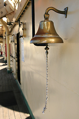 포토 JPG 해외이미지 전통 밧줄 바다 여행 항해 사람없음 빛 금속 소리 장비 골동품 종 삼 역사 갑판 놋쇠 옛날 해외포토 줄 배_교통 채소 재질 파일형식 이미지허브