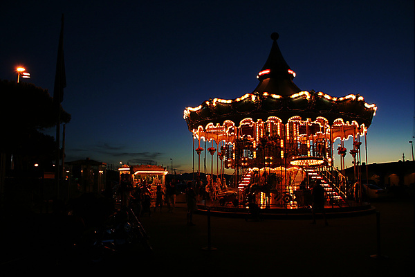 포토 JPG 해외이미지 공원 행복 어린이 여행 포즈 이동 모션 놀이 하늘 사람 사람없음 빛 장난감 항구 기쁨 놀이공원 프랑스 골동품 바퀴 원형 보트 승차 야간 서커스 회전 조랑말 회전목마 공평 되감기 사방 옛날 해외포토 자연요소 도형 공공시설 감정 유럽 컨셉 배_교통 교통시설 테마파크 말_동물 놀이기구 파일형식 이미지허브