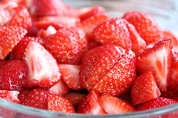 포토 JPG 해외이미지 접시 열매 음식 다이어트 과일 자연 유리 딸기 디저트 서브 건강 그림자 사람없음 빨간색 빛 햇빛 흰색 대접 신선 사발 닫기 달콤 설탕 자르기 먹기 묘사 유기농 슬라이스 서빙 스크래치 내추럴 영양소 채식주의자 맛있는 해외포토 식물 식기 웰빙 컬러 모션 재질 태양 사기그릇 맛 생태계 채식 파일형식 이미지허브