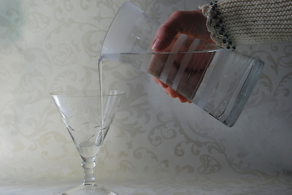 포토 JPG 해외이미지 손 안경 음료 유리 유리병 사람없음 물 주방 식당 와인 저녁식사 카페 마시기 우아함 샴페인 해외포토 자연요소 잡화 컨셉 모션 재질 병_용기 주류 신체부위 상점 식사 파일형식 이미지허브