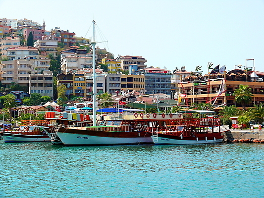 포토 JPG 해외이미지 구름 유럽 아시아 문화 파도 바다 여행 요트 하늘 휴가 산 항해 파노라마 풍경 사람없음 건물 목재 물 여름 파란색 도시풍경 뷰티 탑 항구 놀람 도시 만 보트 이슬람교 지중해 모터보트 동쪽 칠면조 뱃놀이 옛날 수평선 튀르키예 해외포토 자연요소 나무 건축물 계절 감정 나라 종교 컬러 배_교통 재료 교통시설 조류 촬영기법 표정 전통놀이 방향 파일형식 이미지허브