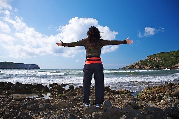 포토 JPG 해외이미지 구름 라이프스타일 여자 행복 유럽 모래 바다 포옹 자연 하늘 휴가 한명 성인 야외 빨간색 초록색 물 파란색 검은색 흰색 우승 스페인 지중해 환영 필승 해외포토 자연요소 1 감정 나라 컬러 안기 사람 생활 최고 생태계 파일형식 이미지허브
