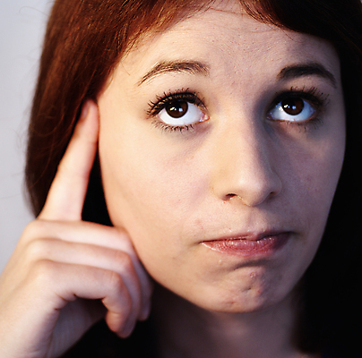 포토 JPG 해외이미지 백인 학생 손 응시 여자 교육 얼굴 생각 아이디어 한명 사람 성인 표현 배려 해외포토 서양인 1 시선 컨셉 신체부위 파일형식 이미지허브