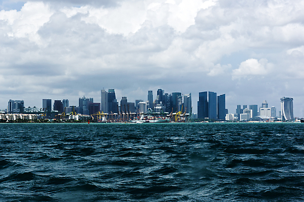 포토 JPG 해외이미지 구름 파도 바다 여행 비즈니스 건축양식 아파트 파노라마 풍경 사람없음 건물 금융 파란색 빛 도시풍경 사무실 여행객 항구 고층빌딩 도시 만 센터 도심 컨테이너 기중기 상업 지역 폭풍 포트 대도시 스카이라인 싱가폴 수평선 해외포토 자연요소 건축물 건축 산업 아시아 컬러 교통시설 날씨 주택 촬영기법 사람 빌딩 경제 중장비 파일형식 이미지허브
