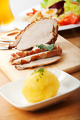 포토 JPG 해외이미지 접시 음식 백그라운드 포크 서브 도마 육류 돼지고기 요리 사람없음 목재 흰색 신선 칼 맛 자르기 굽기 먹기 피부 어깨 슬라이스 목각 입가심 해외포토 나무 식기 컬러 컨셉 식재료 재료 모션 주방용품 신체부위 구이 파일형식 이미지허브