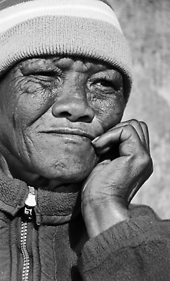 포토 JPG 해외이미지 모델 캐릭터 라이프스타일 응시 여자 행복 할머니 얼굴 생각 가족 날씨 노동자 관리 한명 미소 사람 성인 빨간색 갈색 머리 검은색 닫기 60대 가난 옛날 해외포토 직업 1 시선 노년 감정 컬러 컨셉 관계 모션 표정 생활 신체부위 파일형식 이미지허브